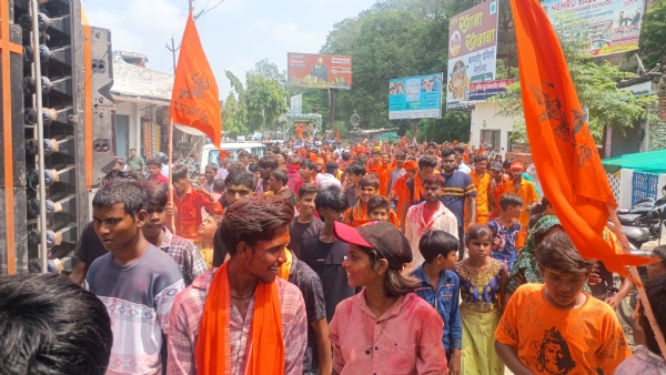 कांवड़ यात्रा में शामिल हजारों भक्त