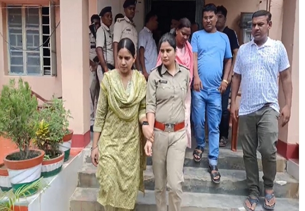 महिला थाना प्र भारी काे पुलिस ले जाती