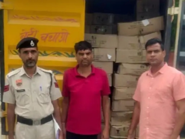पुलिस की गिरफ्त में आरोपी व बरामद अवैध शराब।