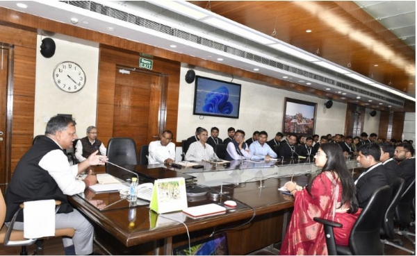 प्रशिक्षु पीसीएस अधिकारियों से परिचय करते मुख्य सचिव