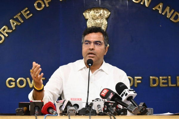 दिल्ली सचिवालय में सोमवार को संवाददाता सम्मेलन को संबोधित करते मंत्री प्रवेश साहिब सिंह