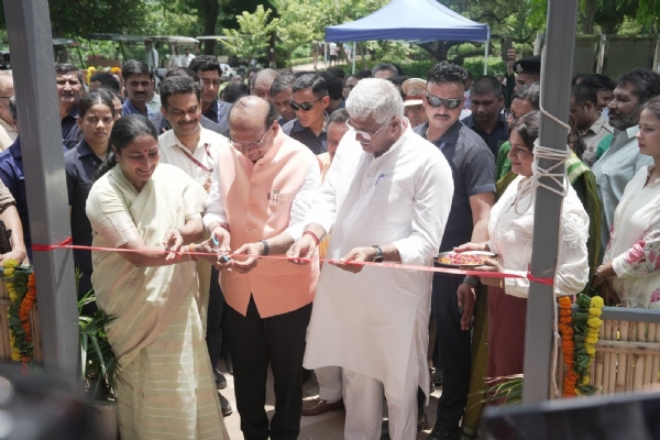 शालीमार बाग स्थित पुनर्स्थापित ‘मध्यकालीन शीश महल’ का बुधवार को उद्घाटन करती मुख्यमंत्री रेखा गुप्ता, केंद्रीय संस्कृति एवं पर्यटन मंत्री गजेंद्र सिंह शेखावत, उपराज्यपाल विनय कुमार सक्सेना एवं सांसद प्रवीण खंडेलवाल