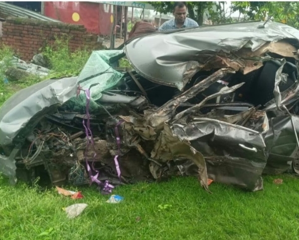 क्षतिग्रस्त कार की तस्वीर