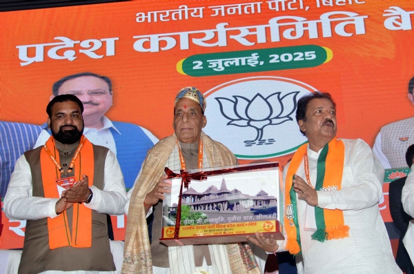 केंद्रीय रक्षा मंत्री राजनाथ सिंह को  बीजेपी प्रदेश कार्यसमिति की बैठक के दौरान  सम्मानित करते