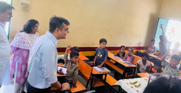 जिलाधिकारी बाढ़ चौकी प्राथमिक विद्यालय में