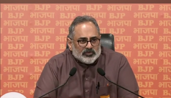 भाजपा नेता राजीव चंद्रशेखर प्रेसवार्ता को संबोधित करते हुए