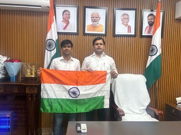 हरियाणा के खेल मंत्री गौरव गौतम पर्वतारोही नरेंद्र को ध्वज भेंट करते हुए