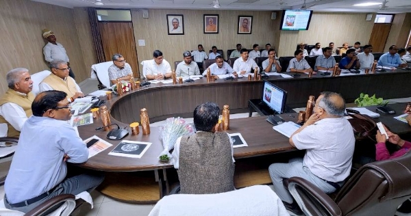 विभागीय बैठक करते मंत्री राकेश सचान