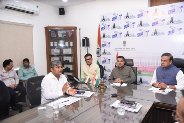 केंद्रीय मंत्री नितिन गडकरी से बुधवार को नई दिल्ली में मुलाकात करते हुए असम के मुख्यमंत्री डॉ हिमंत बिस्व सरमा।