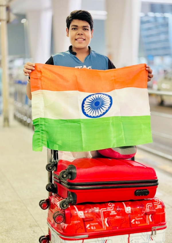 ताइवान के लिए रवाना होते मुरादाबाद निवासी टेबल टेनिस खिलाड़ी कुणाल अरोड़ा।