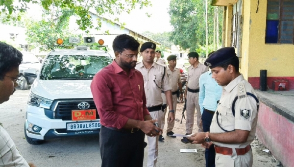अररिया फोटो:डीएम अनिल कुमार निरीक्षण करते