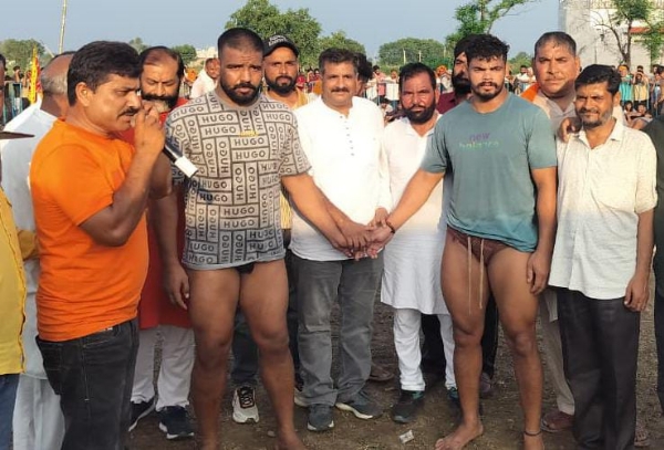 दंगल में भाग लेनेवाले पहलवान आर अतिथिगण्््