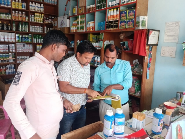 कृषि विभाग के अधिकारी कृषि केंद्रों का गहन जांच कर रहे हैं
