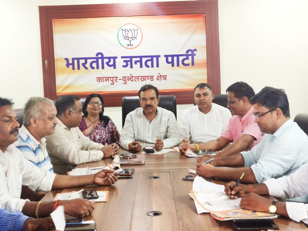 जानकारी देते क्षेत्रीय अध्यक्ष