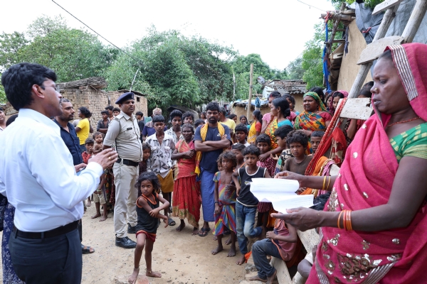 मनेर विधान सभा क्षेत्र अंतर्गत विशेष सघन पुनरीक्षण कार्य का निरीक्षण करते जिलाधिकारी डॉ त्यागराजन