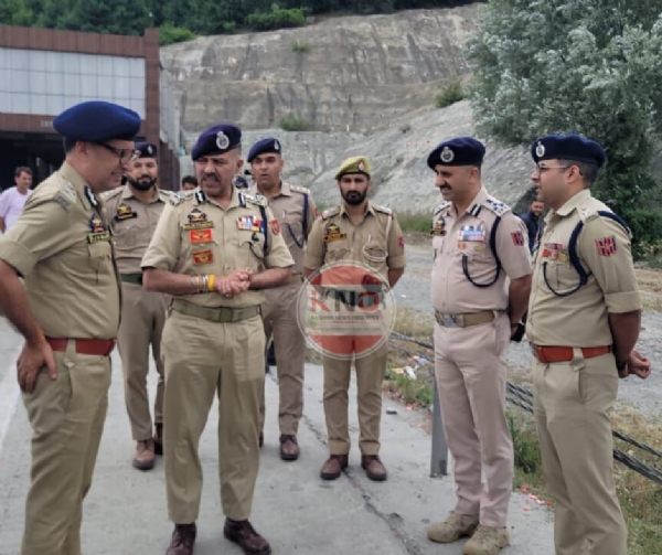 जम्मू-कश्मीर के डीजीपी ने काजीगुंड में नायवुग सुरंग में यात्रा सुरक्षा की समीक्षा की