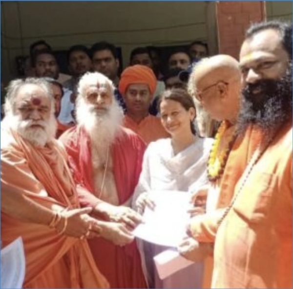 ज्ञापन देते साधु संत