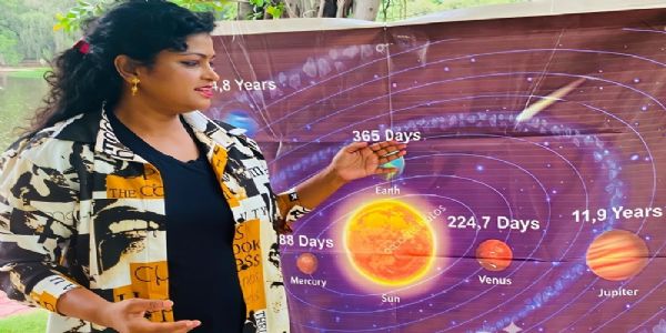 खगोलीय घटना की जानकारी देते हुए विज्ञान प्रसार सारिका