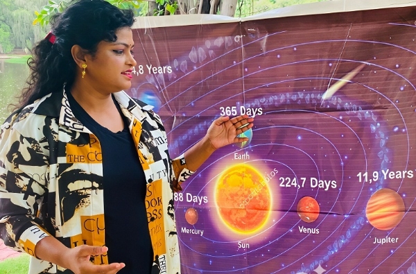 खगोलीय घटना की जानकारी देते हुए विज्ञान प्रसार सारिका