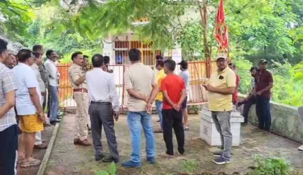 जांच करती पुलिस