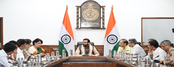 हरियाणा के मुख्यमंत्री नायब सिंह सैनी बाढ़ राहत व जल निकासी पर जिला उपायुक्ताें की बैठक लेते हुए