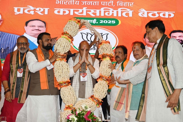 केंद्रीय रक्षा मंत्री राजनाथ सिंह को  बीजेपी प्रदेश कार्यसमिति की बैठक के दौरान  सम्मानित करते