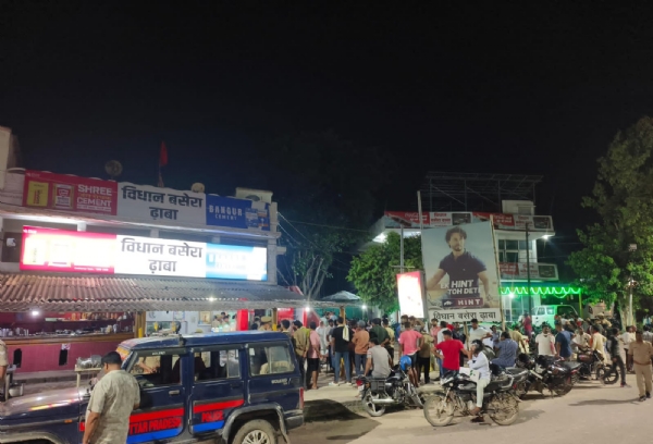 ढ़ाबे के बाहर जुटी भीड़