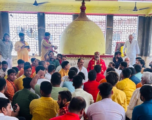 मां विंध्यवासिनी मंदिर के छत पर हुई इस आमसभा में व्यवस्थापिका समिति के सदस्य।