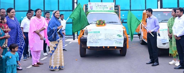 मंत्री लक्ष्मी राजवाड़े प्रचार वाहन को हरी झंडी द‍िखाती हुई