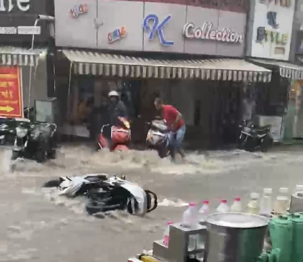 अजमेर में मूसलाधार बरसात जनजीवन अस्त व्यस्त सड़कें बनी नदियां, एसबीआई की दीवार गिरी एक की मौत तीन घायल
