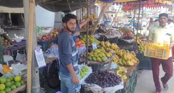 लक्सर में कांवड़ यात्रा मार्ग पर फलों की दुकान पर व्यवस्थाएं जांचते विक्रेता। शासन द्वारा जारी गाइडलाइन के तहत खाद्य वस्तुओं की गुणवत्ता, रेट व एक्सपायरी डेट का