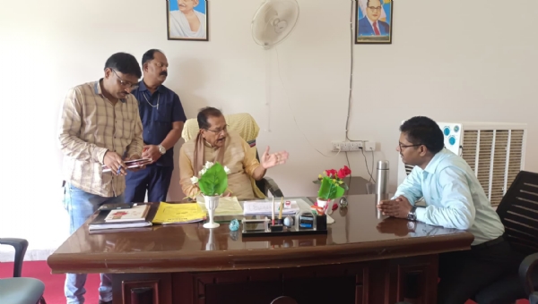 दिशा निर्देश देते मंत्री राधाकृष्ण किशोर