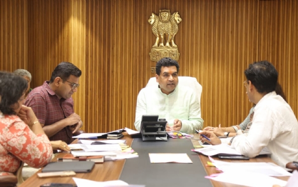 दिल्ली सचिवालय में विधि एवं न्याय, श्रम, रोजगार, विकास, पर्यटन, कला, संस्कृति और भाषा विभागों के वरिष्ठ अधिकारियों के साथ समीक्षा बैठक  करते मंत्री कपिल मिश्रा