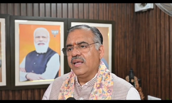 भाजपा महासचिव तरूण चुघ मीडिया से बातचीत करते हुए