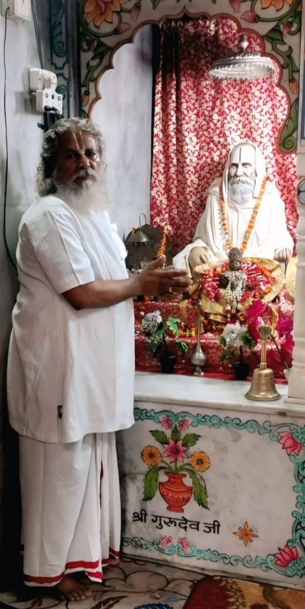 महंत हरिराम शरण महाराज काे किया नमन