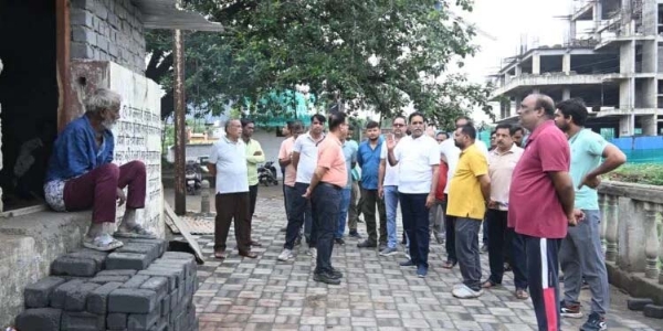 करबला तालाब सौंदर्यीकरण कार्य का स्थलीय निरीक्षण करते विधायक व पूर्व कैबिनेट मंत्री मूणत