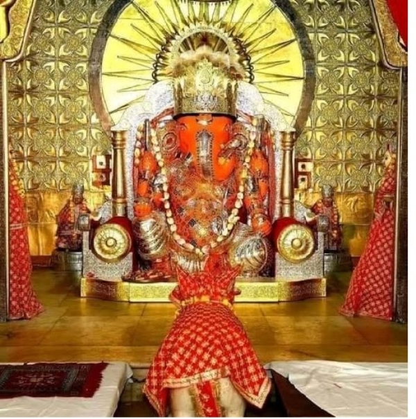 भारतीय नववर्ष पर मोती डूंगरी गणेश जी महाराज को पहनाया सोना का मुकुट