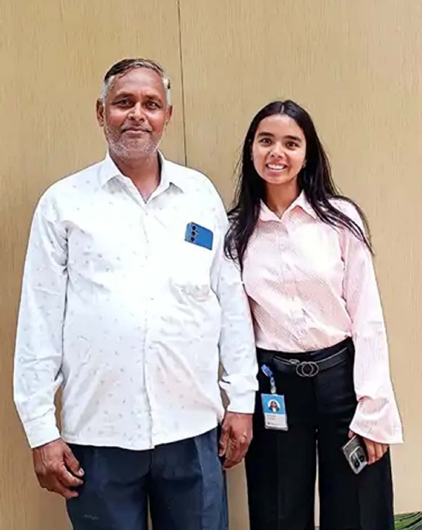 अपने पिता के साथ हैदराबाद स्थित माइक्रोसॉफ्ट कंपनी के कार्यालय में सिमरन।