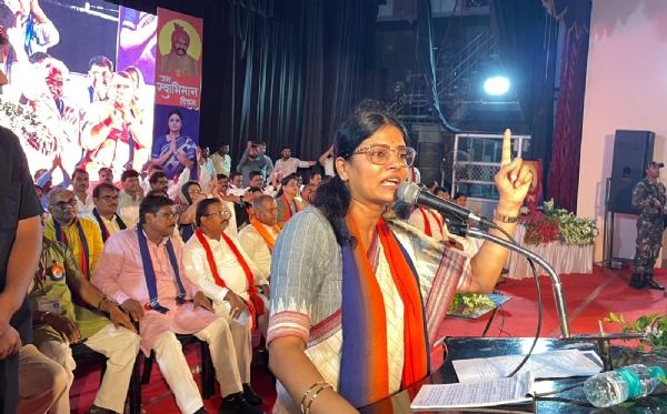 मंच से बाेलती अनुप्रिया पटेल
