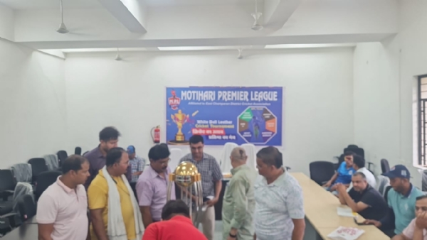 ट्राॅफी का अनावरण करते लीग आयोजन समिति के सदस्य