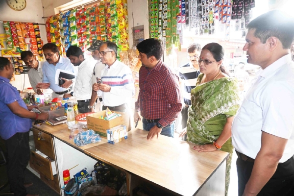 व्यवसायीगण दुकानों प्रतिष्ठानों में अनिवार्य रूप से रखें डस्टबिन - आयुक्त