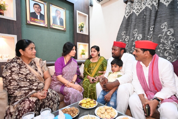 गोरखपुर पहुंची सपा सांसद डिंपल यादव सपा नेताओं के घर जाकर जताई शोक संवेदना*