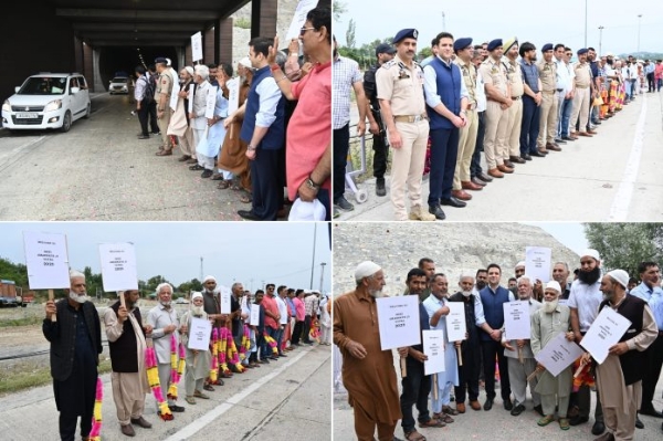 अमरनाथ यात्रा पर निकले यात्रियों के पहले जत्थे के घाटी पहुंचने पर गर्मजोशी से स्वागत