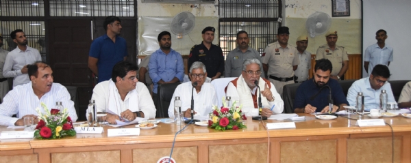परिवेदना समिति की बैठक में शिकायत सुनते मंत्री कृष्ण लाल पवार