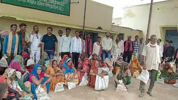 किसानों को बांटे मिनिकिट बीज