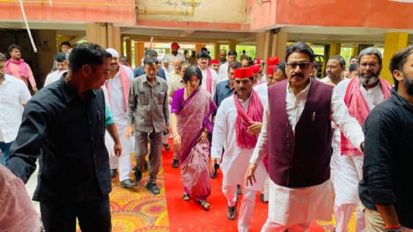 गोरखपुर पहुंची सपा सांसद डिंपल यादव सपा नेताओं के घर जाकर जताई शोक संवेदना*