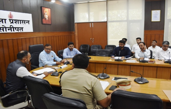 सोनीपत: एचएसएसआईडीसी और शहरी स्थानीय निकायों के अधिकारियों को निर्देश देते उपायुक्त