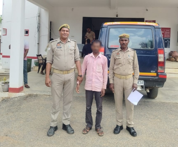 दुष्कर्म के अभियुक्त को न्यायालय ले जाती हलिया पुलिस