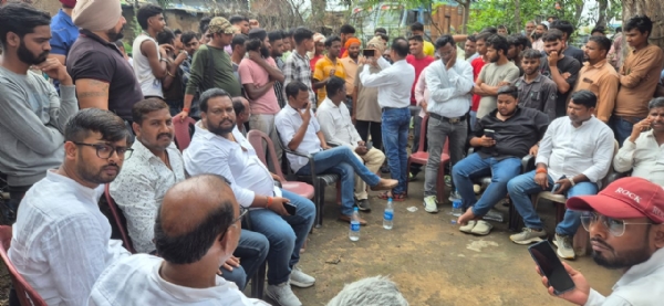 समझौता करते लोग