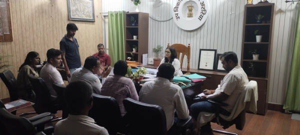 अररिया फोटो:डीडीसी समीक्षा बैठक करती सहायक निर्वाची पदाधिकारियों के साथ